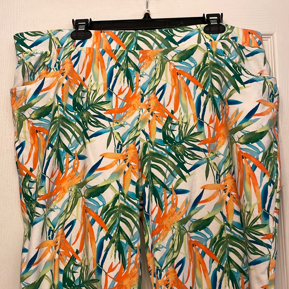 Chicos Cotton/Spandex-Capri print pants. With drawstring legs. Size 3 (16/18-XL)
